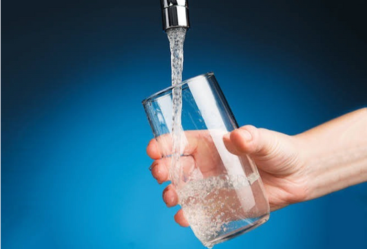 ¿Qué le pasa a tu cuerpo cuando tomás agua contamina?